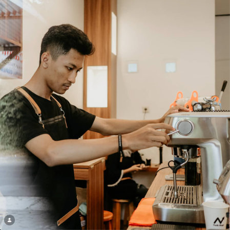 Post 2019: barista di mesin espresso